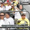 Wali Kota Palu Hadianto Rasyid (tengah) dan Wakil Wali Kota Palu dr Reny Lamadjido arak Piala Adipura keliling kota, Sabtu 9 Maret 2024. Foto: Istimewa