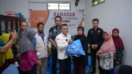 Wali Kota Palu Bagikan Paket Sembako Ramadan kepada Masyarakat Kurang Mampu, Kamis 21 Maret 2024, di Kecamatan Mantikulore. Foto: Istimewa