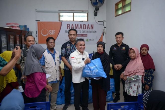 
 Wali Kota Palu Bagikan Paket Sembako Ramadan kepada Masyarakat Kurang Mampu, Kamis 21 Maret 2024, di Kecamatan Mantikulore. Foto: Istimewa