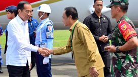 Kedatangan Presiden Jokowi di Bandara Syukuran Aminuddin Amir disambut oleh Wakil Gubernur Sulteng Ma'mun Amir, Bupati Banggai Amiruddin Tamoreka, Kapolda Sulteng Agus Nugroho, dan jajaran Forkompimda Kabupaten Banggai, pada Selasa 26 Maret 2024. Foto: Istimewa