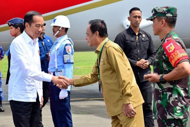 
 Kedatangan Presiden Jokowi di Bandara Syukuran Aminuddin Amir disambut oleh Wakil Gubernur Sulteng Ma'mun Amir, Bupati Banggai Amiruddin Tamoreka, Kapolda Sulteng Agus Nugroho, dan jajaran Forkompimda Kabupaten Banggai, pada Selasa 26 Maret 2024. Foto: Istimewa