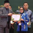 Piagam Penghargaan Baznas Award ini diserahkan oleh Ketua Baznas RI, KH. Noor Achmad, kepada Sekretaris Daerah Kota Palu, Irmayanti Pettalolo, yang mewakili Wali Kota Hadianto, di Jakarta, Kamis 29 Februari 2024. Foto: Istimewa