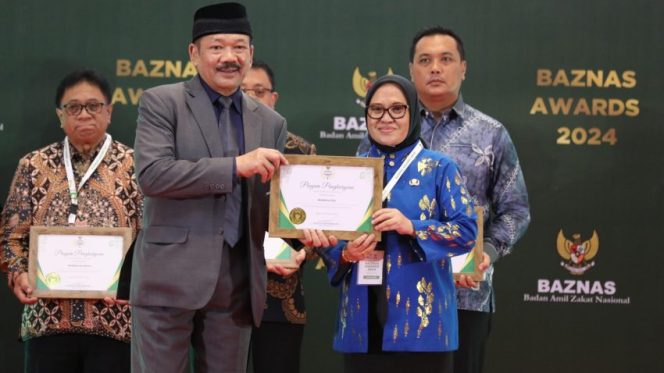 
 Piagam Penghargaan Baznas Award ini diserahkan oleh Ketua Baznas RI, KH. Noor Achmad, kepada Sekretaris Daerah Kota Palu, Irmayanti Pettalolo, yang mewakili Wali Kota Hadianto, di Jakarta, Kamis 29 Februari 2024. Foto: Istimewa