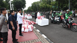 Presiden Joko Widodo menyaksikan penyerahan bantuan paket sembako bagi para pengemudi ojek daring atau ojol di sekitar Kompleks Istana Kepresidenan, Jakarta, pada Kamis, 13 April 2023. Foto: Dok. BPMI Setpres/Kris