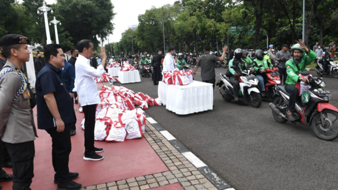 
 Presiden Joko Widodo menyaksikan penyerahan bantuan paket sembako bagi para pengemudi ojek daring atau ojol di sekitar Kompleks Istana Kepresidenan, Jakarta, pada Kamis, 13 April 2023. Foto: Dok. BPMI Setpres/Kris