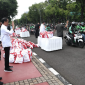 Presiden Joko Widodo menyaksikan penyerahan bantuan paket sembako bagi para pengemudi ojek daring atau ojol di sekitar Kompleks Istana Kepresidenan, Jakarta, pada Kamis, 13 April 2023. Foto: Dok. BPMI Setpres/Kris