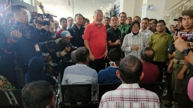 
 Menteri Sosial RI, Tri Rismaharini, melakukan kunjungan ke RSUD Anuntaloko Parigi, Sulawesi Tengah, untuk meninjau langsung Operasi Katarak di rumah sakit setempat, pada Minggu, 10 Maret 2024. Foto: Diskominfo Parimo