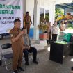Wali Kota Palu, Hadianto Rasyid, secara simbolis menyerahkan Paket Bantuan dari Badan Amil Zakat Nasional (Baznas) Kota Palu, pada Selasa, 02 April 2024, di TPA Poi Panda, Kelurahan Kawatuna, Kota Palu. Foto: Istimewa