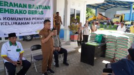 Wali Kota Palu, Hadianto Rasyid, secara simbolis menyerahkan Paket Bantuan dari Badan Amil Zakat Nasional (Baznas) Kota Palu, pada Selasa, 02 April 2024, di TPA Poi Panda, Kelurahan Kawatuna, Kota Palu. Foto: Istimewa