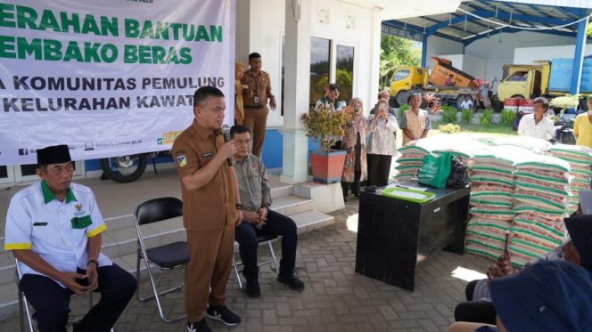 
 Wali Kota Palu, Hadianto Rasyid, secara simbolis menyerahkan Paket Bantuan dari Badan Amil Zakat Nasional (Baznas) Kota Palu, pada Selasa, 02 April 2024, di TPA Poi Panda, Kelurahan Kawatuna, Kota Palu. Foto: Istimewa