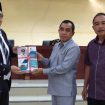 Pj Bupati Parigi Moutong, Richard Arnaldo, menyerahkan Laporan Keterangan Pertanggungjawaban (LKPJ) Bupati Parigi Moutong tahun 2023 pada rapat Paripurna yang digelar DPRD Parimo pada Rabu, 3 April 2024. Foto: Diskominfo Parimo