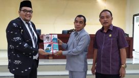Pj Bupati Parigi Moutong, Richard Arnaldo, menyerahkan Laporan Keterangan Pertanggungjawaban (LKPJ) Bupati Parigi Moutong tahun 2023 pada rapat Paripurna yang digelar DPRD Parimo pada Rabu, 3 April 2024. Foto: Diskominfo Parimo