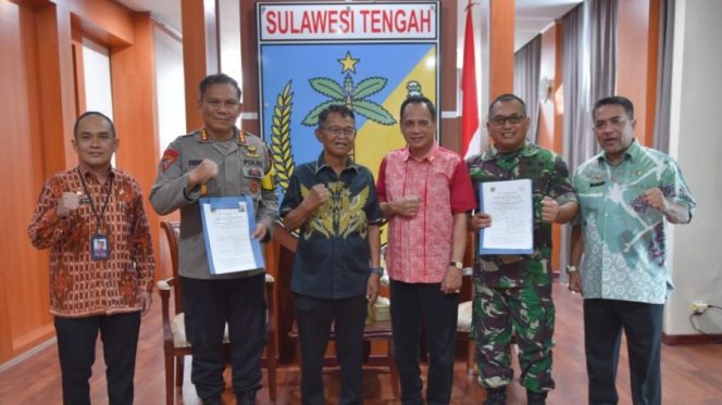 
 Pemda Sulteng Serahkan Dana Hibah Rp 27 M ke TNI-Polri untuk Pengamanan Pilkada 2024. Foto: Istimewa