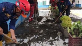 Damkar Palu Bantu Korban Banjir Bandang Sigi, Kamis 18 April 2024. Foto: Istimewa