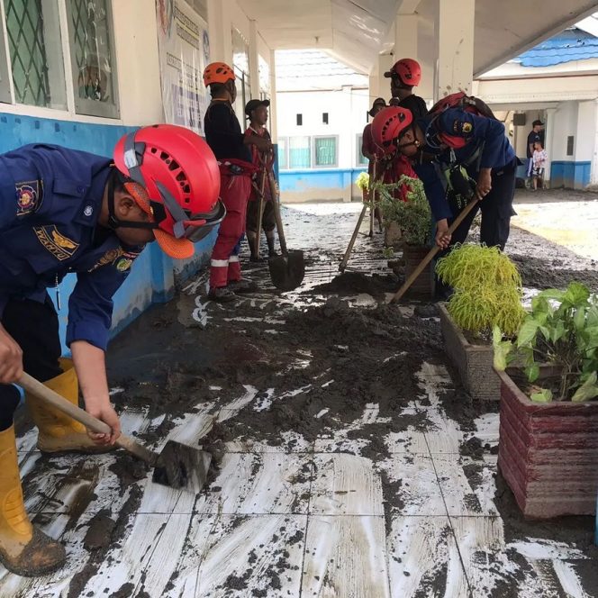 
 Damkar Palu Bantu Korban Banjir Bandang Sigi, Kamis 18 April 2024. Foto: Istimewa