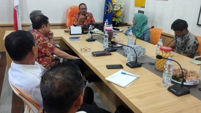 
 Sekda Zulfinasran Pimpin Rapat Persiapan Launching Aplikasi Srikandi. Foto: Diskominfo Parimo