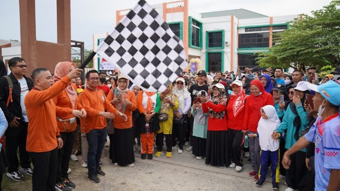 
 Wali Kota Palu Hadianto Rasyid Lepas Jalan Santai Dalam Rangka Hardiknas 2024, di Kantor Dinas Pendidikan Kota Palu, Minggu 28 April 2024. Foto: Pemkot Palu