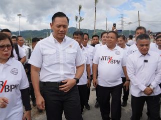 Wali Kota Palu Dampingi AHY Serahkan Sertifikat Tanah ke Penyintas Petobo, Minggu 28 April 2024. Foto: Pemkot Palu