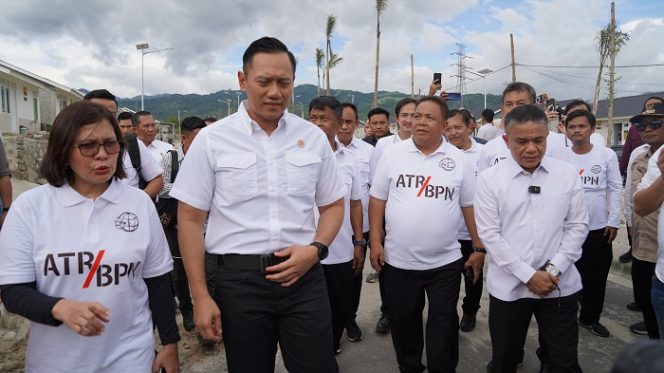 
 Wali Kota Palu Dampingi AHY Serahkan Sertifikat Tanah ke Penyintas Petobo, Minggu 28 April 2024. Foto: Pemkot Palu