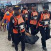 Tim SAR gabungan saat mengevakuasi jasad Hamka yang tewas diterkam buaya di Dermaga Desa Benteng, Kabupaten Tojo Una-Una, Sulawesi Tengah, Selasa 30 April 2024. Foto: Istimewa