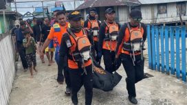 Tim SAR gabungan saat mengevakuasi jasad Hamka yang tewas diterkam buaya di Dermaga Desa Benteng, Kabupaten Tojo Una-Una, Sulawesi Tengah, Selasa 30 April 2024. Foto: Istimewa