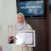 Wakil Wali Kota Palu, dr Reny Lamadjido menunjukkan trofi dan sertifikat penghargaan PPD Provinsi Sulawesi Tengah. Foto: Dok. Pemkot Palu 