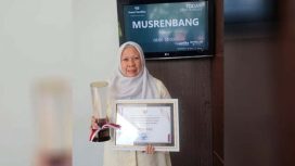 Wakil Wali Kota Palu, dr Reny Lamadjido menunjukkan trofi dan sertifikat penghargaan PPD Provinsi Sulawesi Tengah. Foto: Dok. Pemkot Palu 