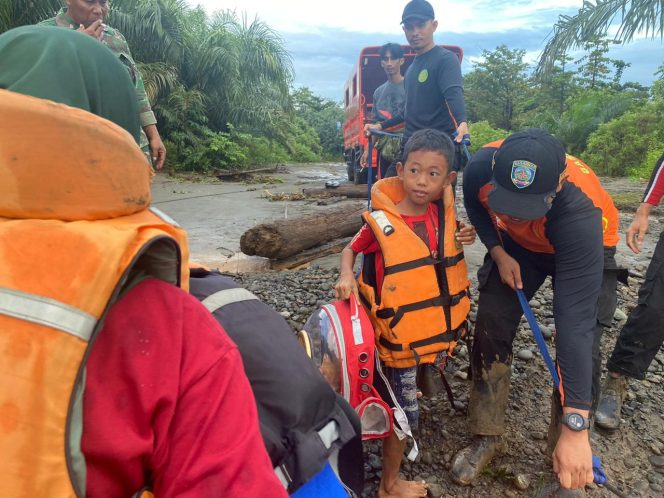 
 Terjebak Banjir Morowali, 3 Warga Berhasil Dievakuasi