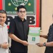 Pasangan Bakal Calon Bupati dan Wakil Bupati  Parigi Moutong, Erwin Burase-Abdul Sahid menerima surat rekomendasi dari PKB yang diserahkan langsung oleh Ketua DPC PKB Parigi Moutong, Sukiman Tahir di Jakarta, Rabu 26 Juni 2024. Foto: Istimewa