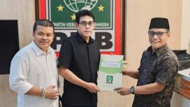 Pasangan Bakal Calon Bupati dan Wakil Bupati  Parigi Moutong, Erwin Burase-Abdul Sahid menerima surat rekomendasi dari PKB yang diserahkan langsung oleh Ketua DPC PKB Parigi Moutong, Sukiman Tahir di Jakarta, Rabu 26 Juni 2024. Foto: Istimewa
