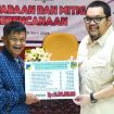 Gubernur Sulawesi Tengah, Rusdy Mastura, menyerahkan secara simbolis bantuan dana ke Penjabat (Pj) Bupati Parigi Moutong, Richard Arnaldo, Sabtu 15 Juni 2024. Foto: Diskominfo Parimo