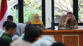 Wali Kota Palu Hadianto Rasyid mengundang sejumlah mitra usaha pertambangan galian C di ruang rapat Bantaya, Kota Palu, Senin, 1 Juli 2024. Foto: Dok. Pemkot Palu