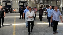 Wali Kota Palu meninjau langsung progres pengerjaan Bus TransPalu di Kota Malang, Jawa Timur, Selasa, 16 Juli 2024. Foto: Istimewa