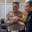 Dirlantas Polda Sulteng Kombes Pol Dodi Darjanto menyampaikan permohonan maaf kepada Syamsuddin Tobone, Jurnalis SCTV Palu, Kamis 18 Juli 2024. Foto: Istimewa
