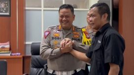 Dirlantas Polda Sulteng Kombes Pol Dodi Darjanto menyampaikan permohonan maaf kepada Syamsuddin Tobone, Jurnalis SCTV Palu, Kamis 18 Juli 2024. Foto: Istimewa
