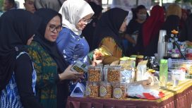 Wali Kota Palu yang diwakili oleh Sekretaris Daerah Kota Palu, Irmayanti Pettalolo, secara resmi membuka Gerakan Pangan Murah (GPM) di halaman Kantor Dinas Pertanian dan Ketahanan Pangan Kota Palu, Kamis 25 Juli 2024. Foto: Pemkot Palu