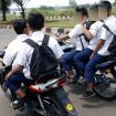 Ilustrasi siswa mengendarai sepeda motor ke sekolah. Foto: Istimewa