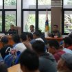 Wali Kota Palu, Hadianto Rasyid, mengadakan pertemuan dengan para sopir armada sampah se-Kota Palu di ruang rapat Bantaya Kantor Wali Kota Palu, pada Kamis, 25 Juli 2024. Foto: Dok. Pemkot Palu