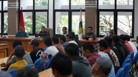 Wali Kota Palu, Hadianto Rasyid, mengadakan pertemuan dengan para sopir armada sampah se-Kota Palu di ruang rapat Bantaya Kantor Wali Kota Palu, pada Kamis, 25 Juli 2024. Foto: Dok. Pemkot Palu