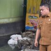 Wali Kota Palu Hadianto Rasyid, meninjau langsung lokasi saluran air yang ada di wilayah Jalan Jamur dan Jalan Labu, Kota Palu, Selasa, 2 Juli 2024. Foto: Dok. Pemkot Palu