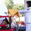 Momen Haru Wali Kota Hadianto Cium Bendera Merah Putih pada HUT ke-79 RI. Foto: Dok. Pemkot Palu