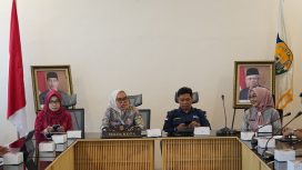 Sekretaris Daerah Kota Palu, Irmayanti Pettalolo, mewakili Wali Kota Palu, dengan Tim Pembina Samsat Provinsi Sulawesi Tengah melakukan pertemuan dalam rangka mengoptimalkan sektor pajak kendaraan bermotor, Kamis 8 Agustus 2024, di ruang pertemuan Kantor Wali Kota Palu. Foto: Istimewa