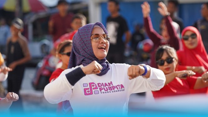 
 Ketua Asosiasi Instruktur Aerobik dan Fitnes Indonesia (ASIAFI) Provinsi Sulawesi Tengah sekaligus Ketua TP-PKK Kota Palu, Diah Puspita, memimpin langsung kegiatan Senam Zumba Merah Putih di Pasar Modern Bambaru, Palu, Sabtu 10 Agustus 2024. Foto: Dok Pemkot Palu