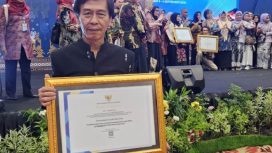 Kepala Badan Perpustakaan dan Arsip Kota Palu, Syamsul Saifuddin, mewakili Wali Kota Palu, menerima penghargaan dari Arsip Nasional Republik Indonesia atas keberhasilan mengimplementasikan aplikasi Srikandi, pada Selasa, 3 September 2024, di Hotel Lombok Raya, Kota Mataram. Foto: Istimewa