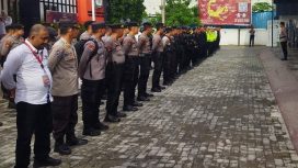 Polisi apel sebelum bertugas mengamankan jalannya Rapat Pleno Terbuka di KPU Provinsi Sulawesi Tengah, Senin 4 Maret 2024. Foto: Dok. Polda Sulteng