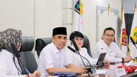 Gubernur Sulawesi Tengah, Anwar Hafid (kedua dari kiri), bersama jajaran pejabat terkait memimpin rapat penyusunan Rencana Pembangunan Jangka Menengah Daerah (RPJMD) 2025-2030 di Kantor Gubernur Sulawesi Tengah, Rabu (12/3/2025). Fokus pembahasan mencakup stabilitas harga bahan pokok dan pengentasan kemiskinan. Foto: Pemprov Sulteng