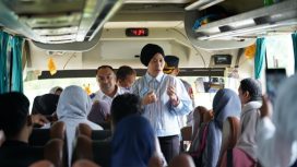 Wakil Wali Kota Palu, Imelda Liliana Muhidin, menyapa langsung para pemudik dalam program Mudik Gratis 2025 di dalam bus setibanya di Terminal Tipo, Palu. Foto: Pemkot Palu 