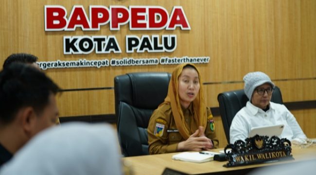 Wakil Wali Kota Palu, Imelda Liliana Muhidin, memimpin pembahasan Rancangan Awal RPJMD Kota Palu 2025-2029 di kantor Bappeda Kota Palu, Senin 24 Maret 2025. Pertemuan ini bertujuan menyusun prioritas pembangunan yang sejalan dengan visi daerah.