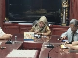 Ketua DPRD Sulteng, Muhammad Arus Abdul Karim, bersama jajaran Pemkab Parigi Moutong membahas kesiapan Pemungutan Suara Ulang (PSU) Pilkada Parimo 2025 dalam pertemuan di ruang rapat Bupati, Senin 24 Maret 2025. Foto: Diskominfo Parigi Moutong 