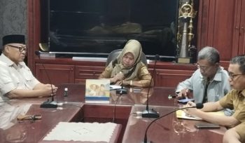 Ketua DPRD Sulteng, Muhammad Arus Abdul Karim, bersama jajaran Pemkab Parigi Moutong membahas kesiapan Pemungutan Suara Ulang (PSU) Pilkada Parimo 2025 dalam pertemuan di ruang rapat Bupati, Senin 24 Maret 2025. Foto: Diskominfo Parigi Moutong 